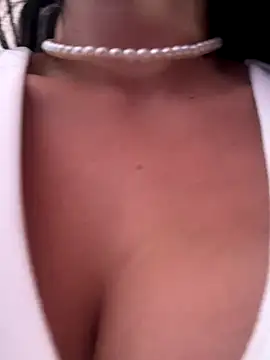 Ninabigtitied online show from September 25, 5:01 pm