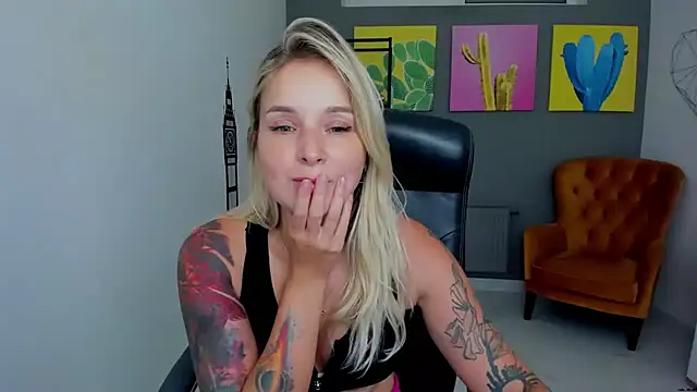 LilFleurish online show from August 4, 10:21 am