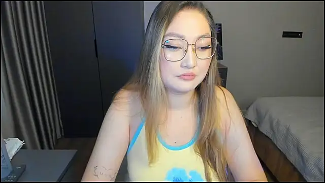 lyra x online show from August 5, 5:03 am