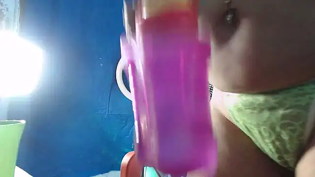 Snapshot of maggi_hotsson chatting on October 15, 5:21 am maggi hotsson online show from October 15, 5:21 am