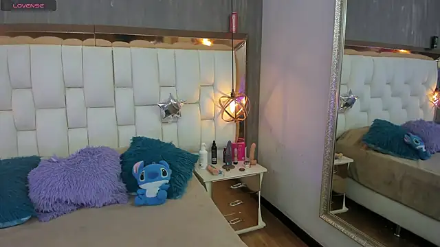 Foxxy Doll online show from May 4, 2:43 pm