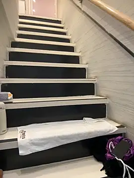 anna yngs online show from December 1, 11:25 am