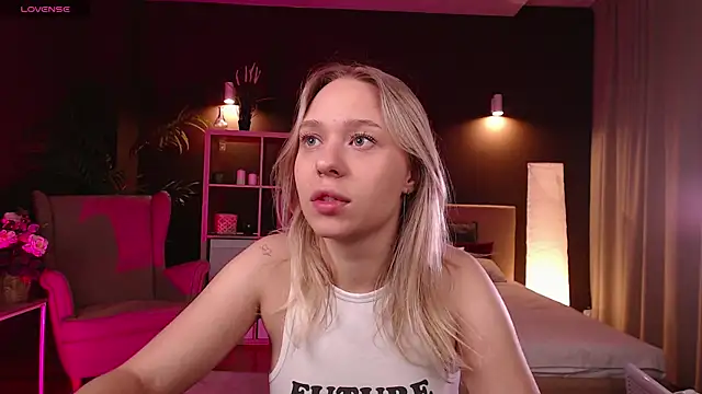 Snapshot of Pooja_Hegde chatting on September 15, 1:03 am Pooja Hegde online show from September 15, 1:03 am