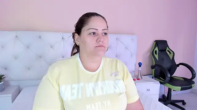 Snapshot of katte_landerr chatting on October 6, 1:17 pm katte landerr online show from October 6, 1:17 pm