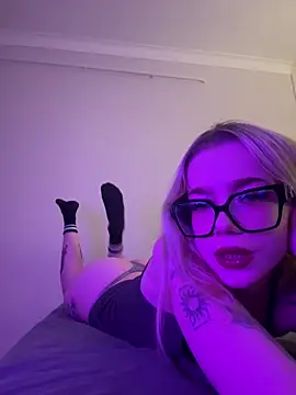 marnemzavar444 online show from March 1, 9:36 pm