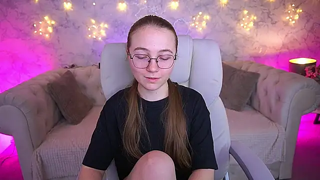 ArrinaWairr online show from March 18, 7:46 am