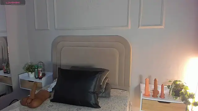 Anamonrroe online show from February 11, 7:59 pm