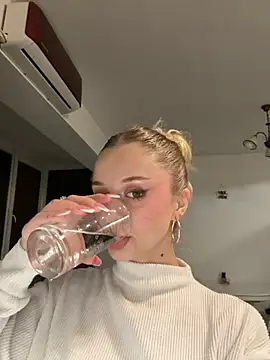 BabyAnais online show from November 8, 8:03 pm