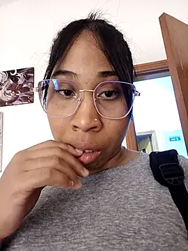 Elowen Clark online show from February 20, 7:04 pm