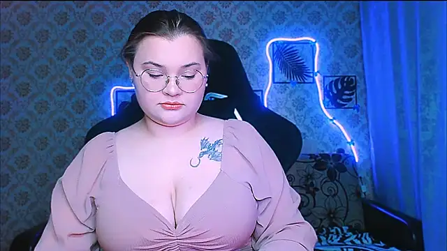 InLoveWithLife26 online show from February 7, 8:13 pm