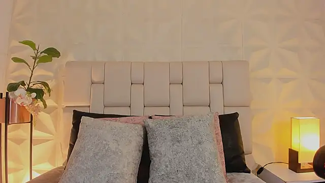 scarlettadams   online show from December 15, 11:59 am