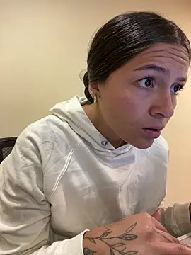 Alyha Cortes online show from March 12, 1:58 pm