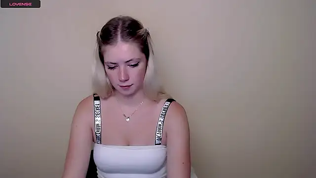 Snapshot of AliceHotty_ chatting on September 17, 12:36 pm AliceHotty online show from September 17, 12:36 pm