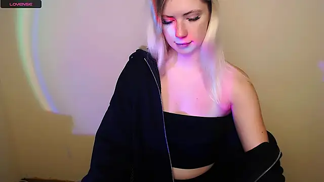 Snapshot of AliceHotty_ chatting on October 13, 10:18 am AliceHotty online show from October 13, 10:18 am