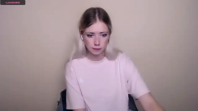 Snapshot of AliceHotty_ chatting on September 13, 6:32 am AliceHotty online show from September 13, 6:32 am