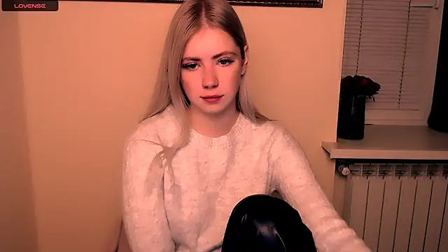 Snapshot of AliceHotty_ chatting on October 19, 10:06 am AliceHotty online show from October 19, 10:06 am