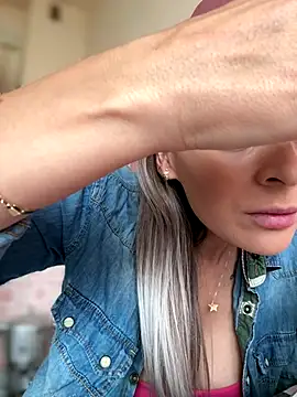 iSelena online show from October 1, 5:56 am