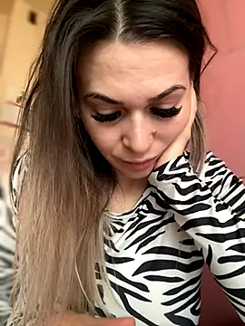 iSelena online show from November 25, 6:59 am