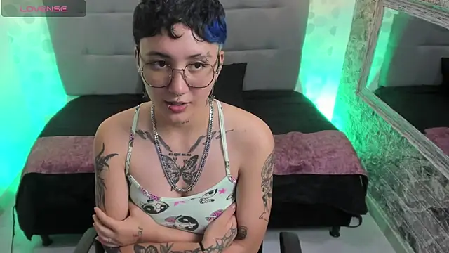 Snapshot of emahills__axelrose chatting on September 27, 8:43 am emahills axelrose online show from September 27, 8:43 am