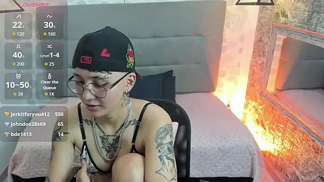 Snapshot of emahills__axelrose chatting on October 15, 3:53 am emahills axelrose online show from October 15, 3:53 am