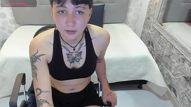 Snapshot of emahills__axelrose chatting on September 15, 1:03 am emahills axelrose online show from September 15, 1:03 am