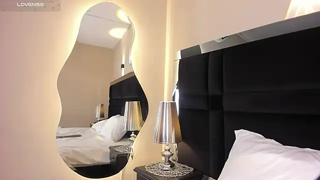 CarolineLee  online show from July 1, 10:42 pm