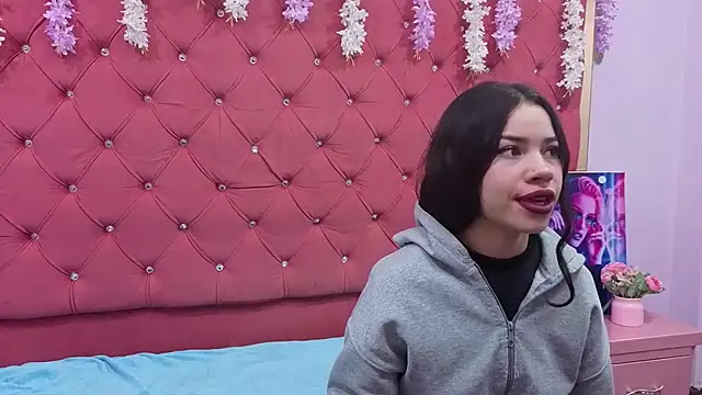 Nanis James online show from November 11, 2:40 am