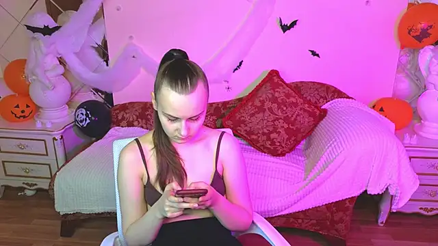 Kelly Cartier online show from October 24, 12:12 pm