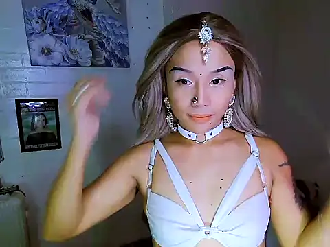 Snapshot of YourNikkieXxx chatting on October 17, 2:42 pm YourNikkieXxx online show from October 17, 2:42 pm