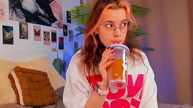 VedaSchulz online show from March 12, 8:11 pm