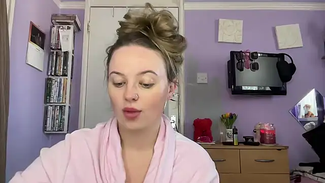 Snapshot of SexySashaxox chatting on October 25, 2:03 pm SexySashaxox online show from October 25, 2:03 pm