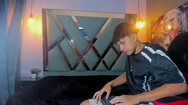 ChanellandMax online show from December 15, 2:00 pm