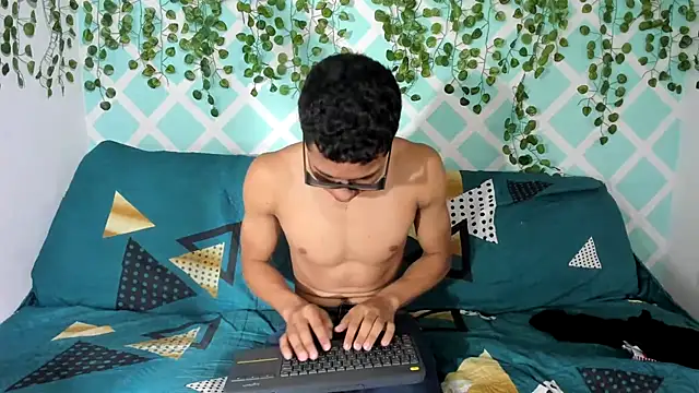 Snapshot of sebas_boys577 chatting on September 28, 2:11 pm sebas boys577 online show from September 28, 2:11 pm