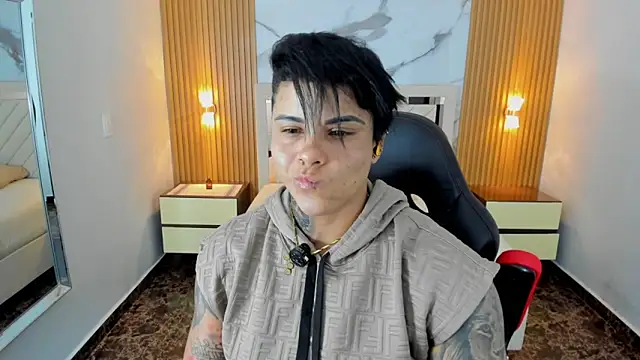 KAROLLJONES1 online show from June 5, 7:20 pm