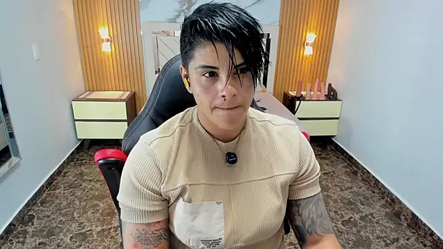 KAROLLJONES1 online show from April 28, 7:29 pm