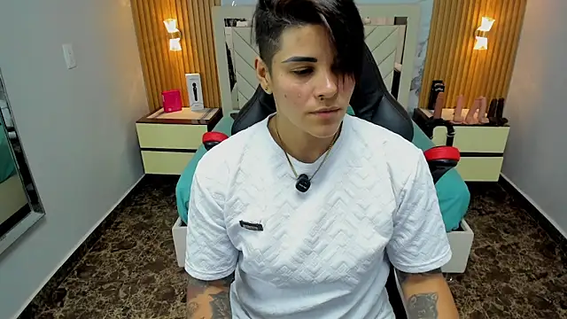 KAROLLJONES1 online show from February 25, 8:07 pm