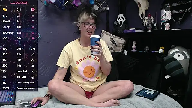 oddywithabody online show from December 3, 7:33 am