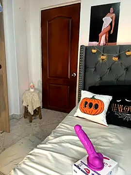Snapshot of ema_zoe chatting on October 3, 12:38 am ema zoe online show from October 3, 12:38 am