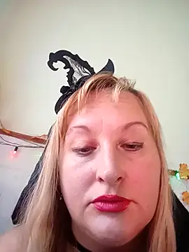 Snapshot of XHelenaX90 chatting on October 14, 8:17 am XHelenaX90 online show from October 14, 8:17 am