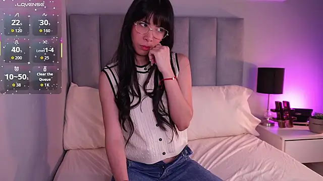 aprilqueenie online show from December 18, 7:40 pm