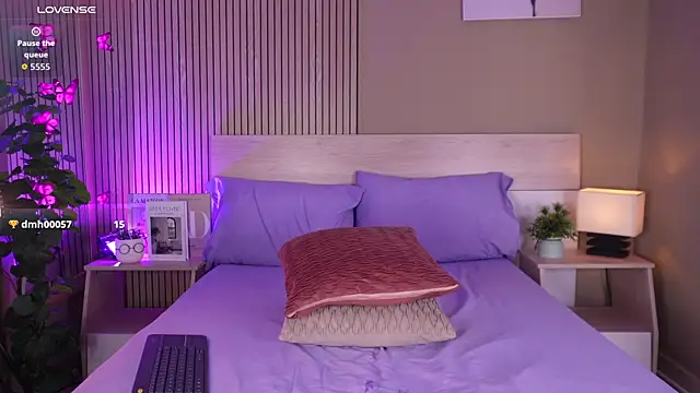 aprilqueenie online show from July 8, 7:38 pm