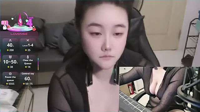 Snapshot of Mini1314 chatting on September 12, 6:37 pm Mini1314 online show from September 12, 6:37 pm