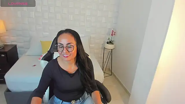 yulitza1025 online show from March 14, 1:12 pm