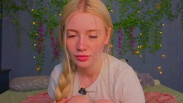 Lillie Berry online show from July 16, 5:34 am
