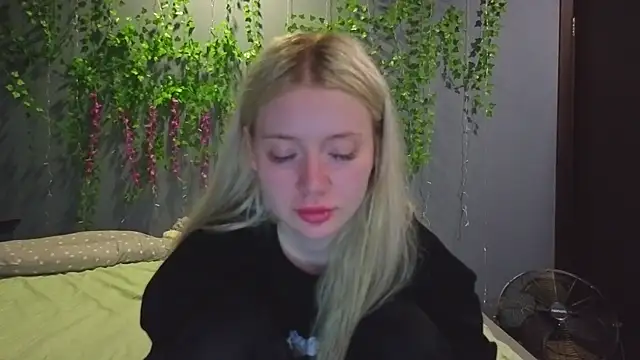 Lillie Berry online show from July 25, 4:52 am