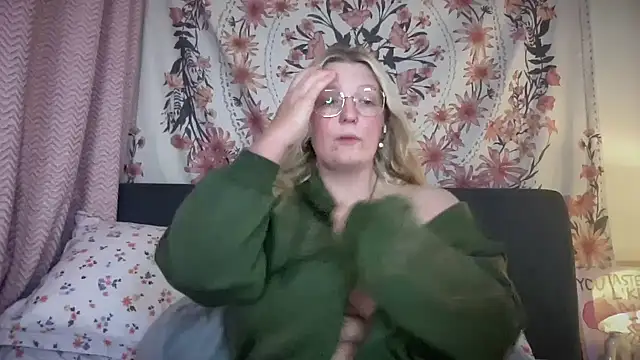 Daisyxoxo  online show from March 30, 8:19 pm