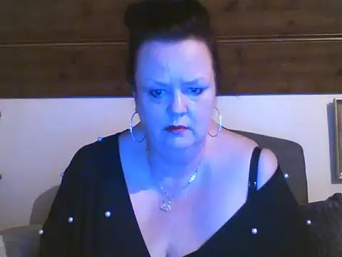 TiffanyMature online show from April 16, 9:39 pm