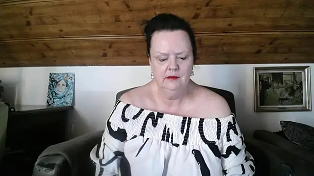 TiffanyMature online show from June 17, 7:10 am