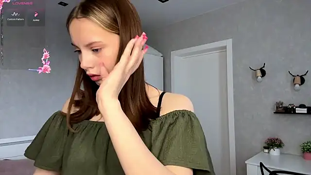 NylaNadler online show from April 29, 4:16 am