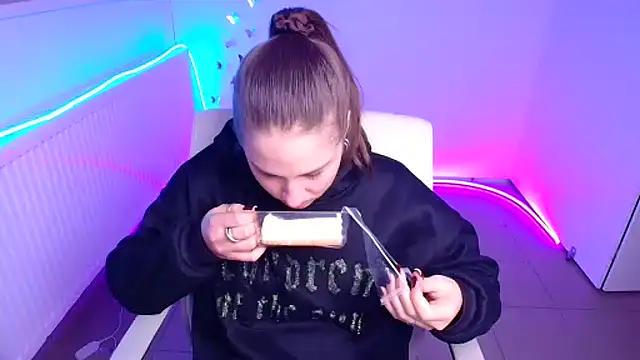 Stefanie Sweet online show from October 21, 11:36 am